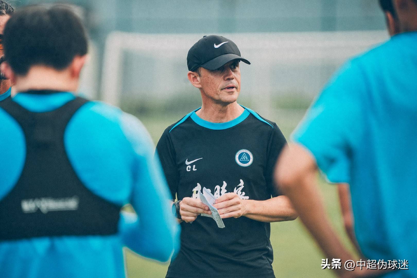 沙尔克球队陷入困境，新帅上任的简单介绍