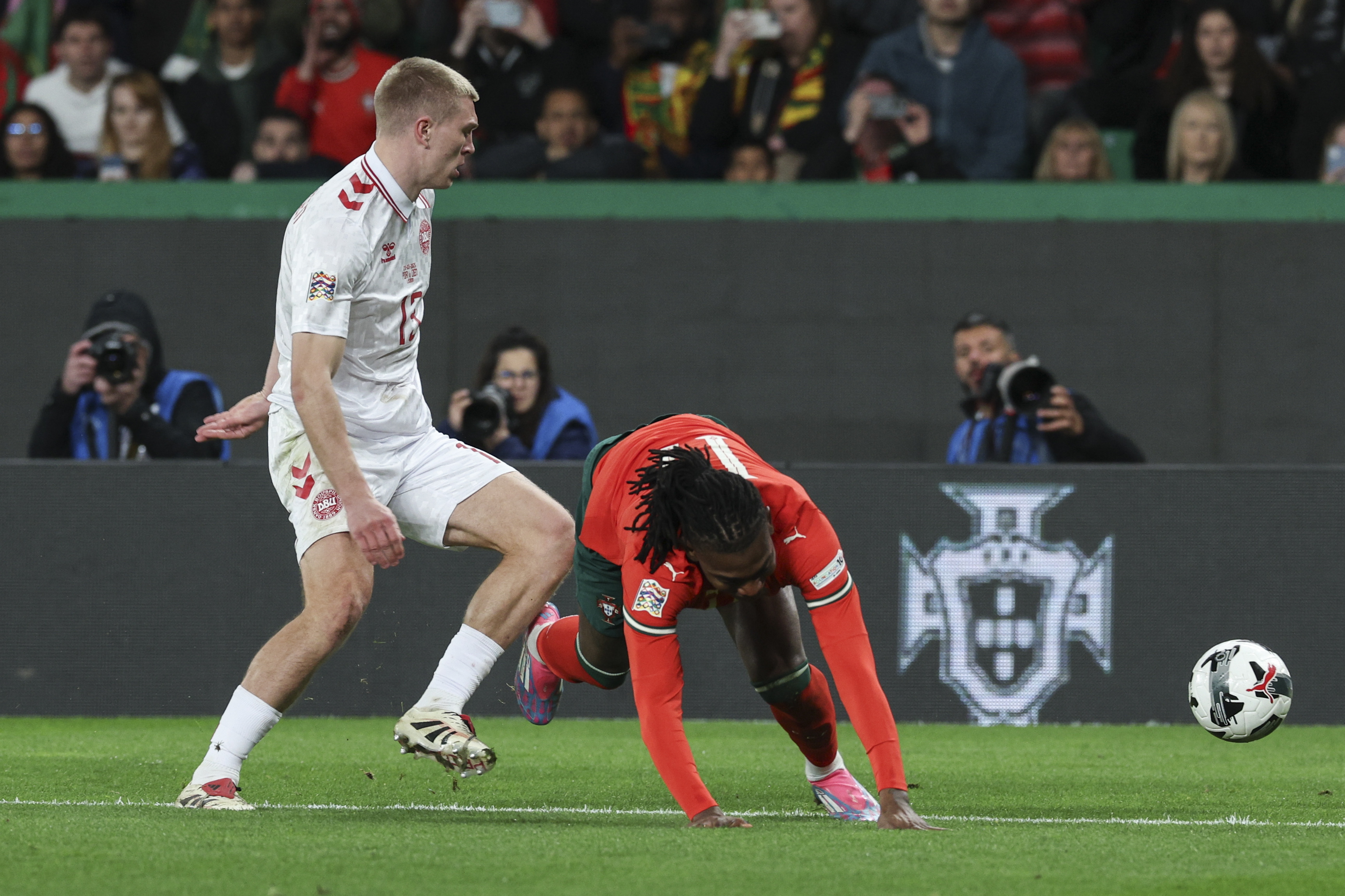 包含葡萄牙连续不胜欧洲杯预选赛，小组出线形势岌岌可危的词条