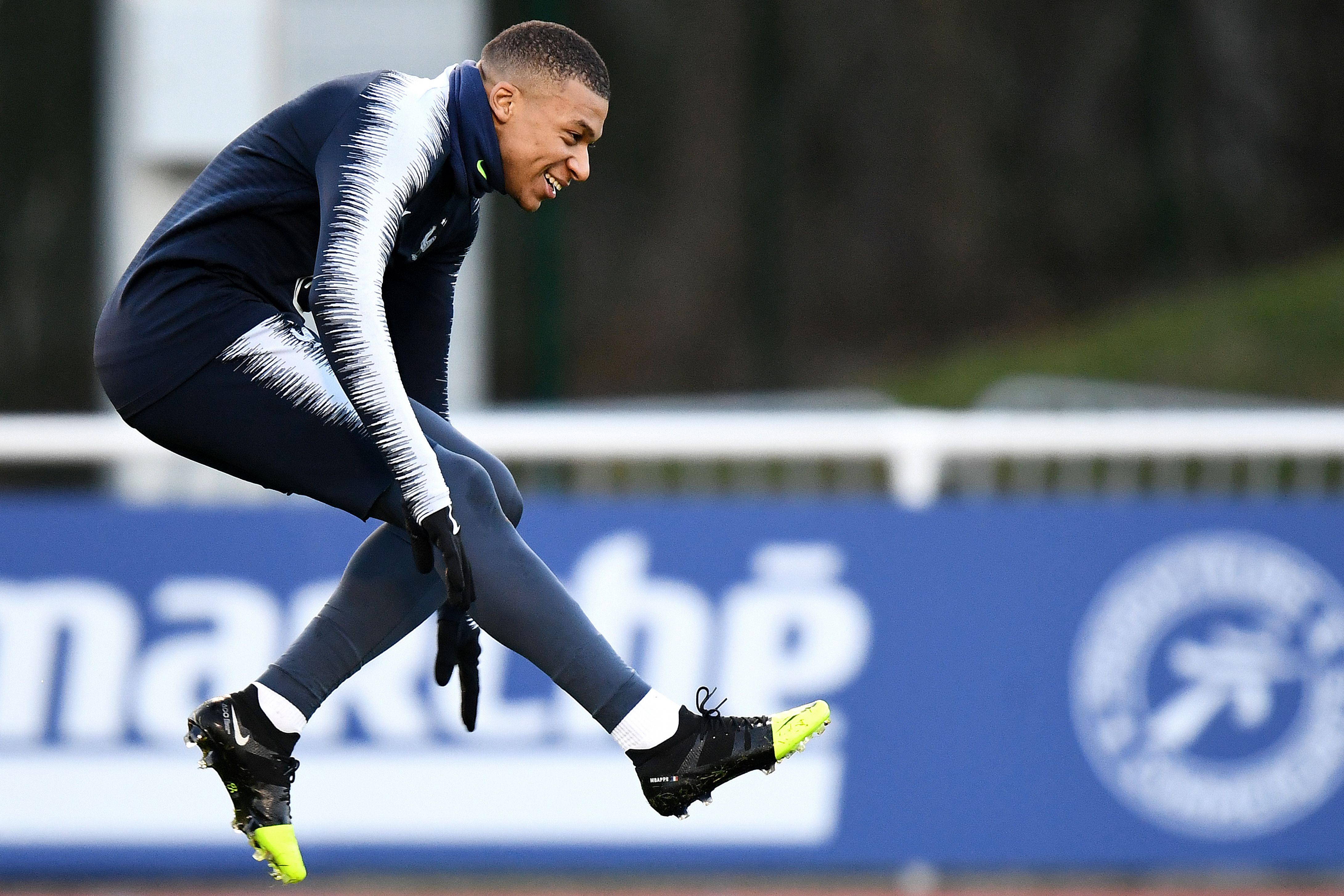 法国队在足球职业联赛中积极备战