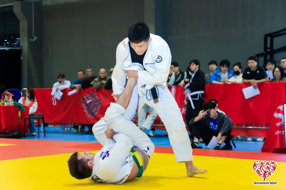 实战对决备受瞩目，赛前气氛热烈