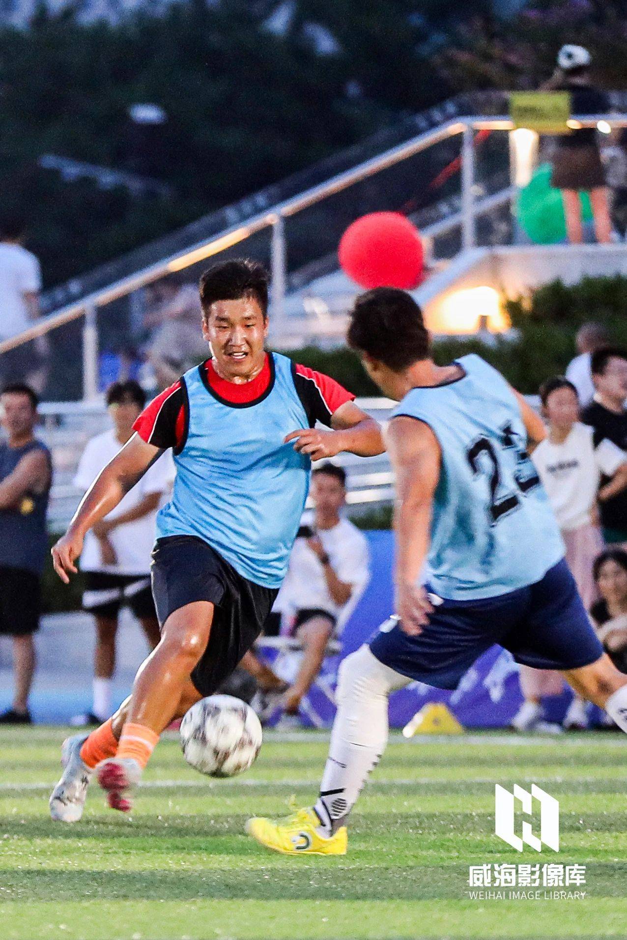 足球赛场上的精彩对决引发热烈讨论