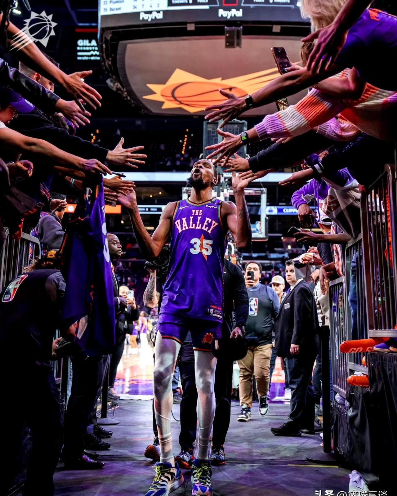 快船核心光芒四射，得分带领球队胜利