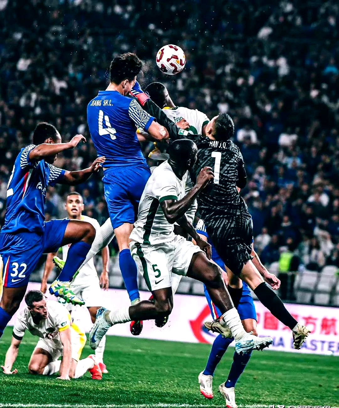 战胜对手取得胜利后，球员痛失顾及