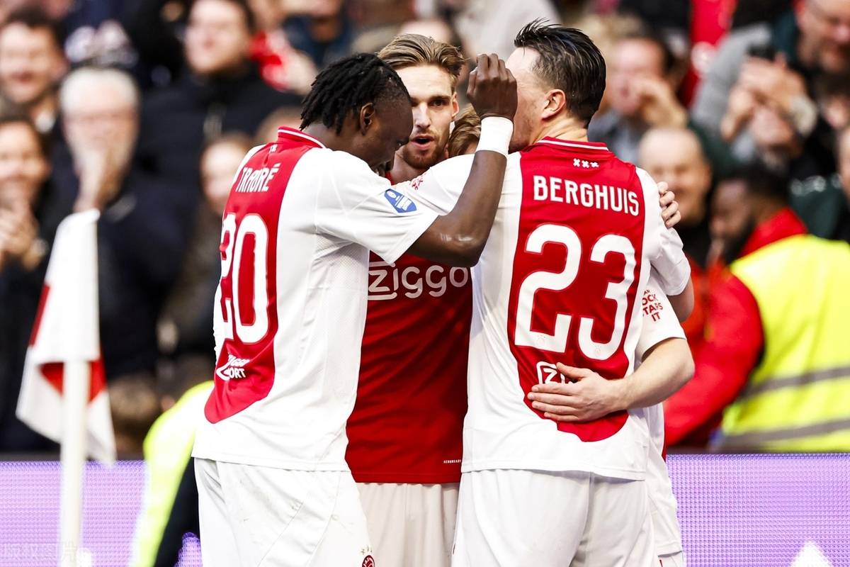 阿贾克斯惊险获胜！荷甲劲旅表现抢眼