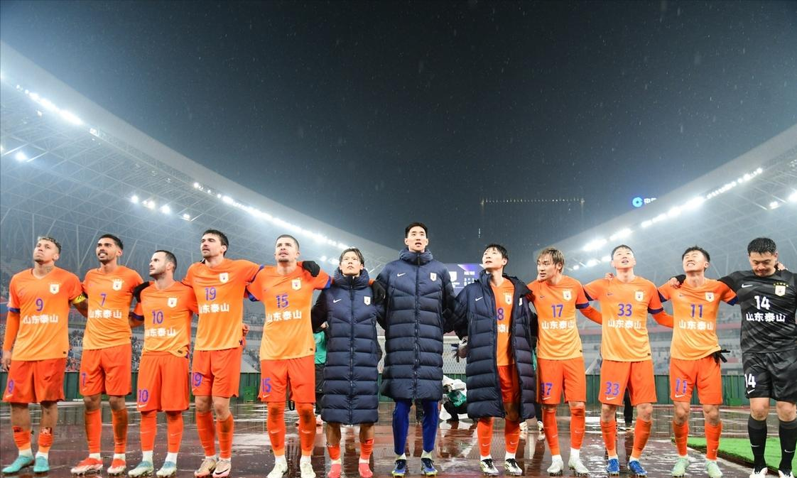 球队成员因受伤退出联赛，教练组应对挑战