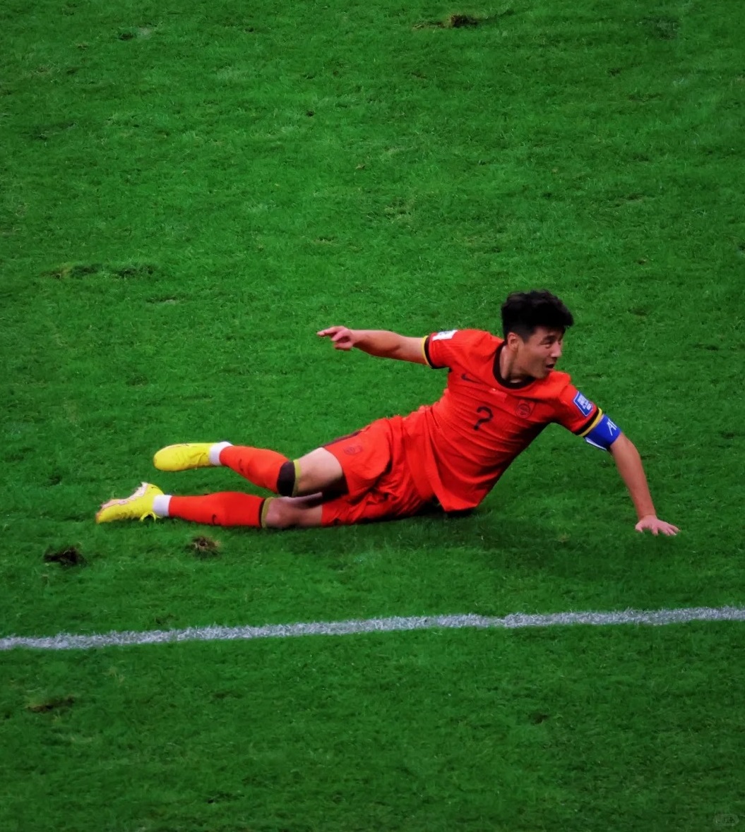 包含球场上的惊险瞬间，场面十分火爆的词条